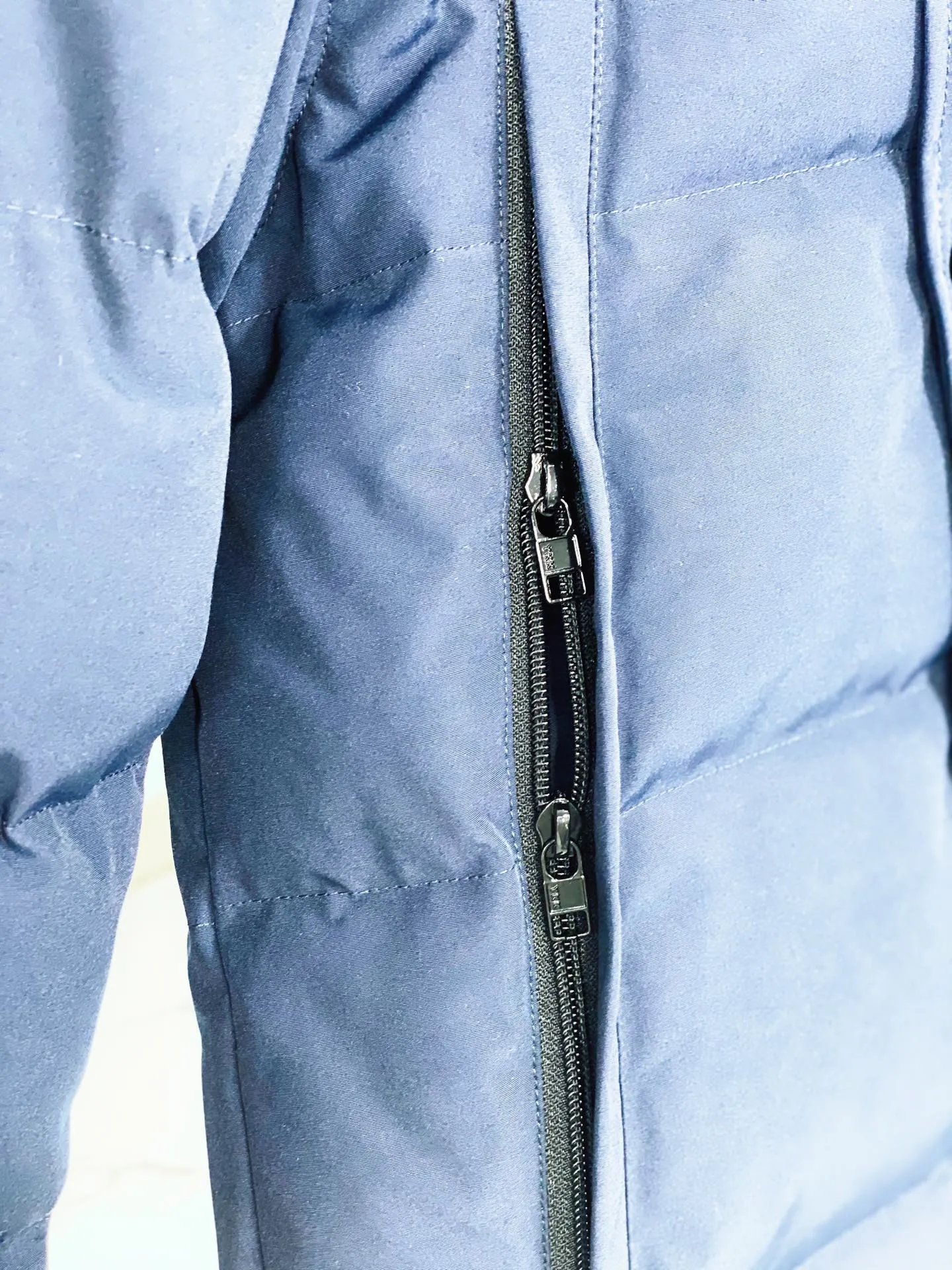 P820 Canada goose/Canada Goose Wyndham 388M 29 parka down jackets, genuine original version, you need to compare with the genuine product at any time, all accessories are customized from the original factory 💯The softness and hardness of the fabric are compared with the genuine ones, and they can be restored by kneading at will (fabric misunderstanding: fabrics that are not high hardness are waterproof. Only when you buy the latest genuine version this year will you notice the softness and comfort of the fabric) 💯Authentic white duck down is synchronized with the down Fluffy and not clumping, filled with electronically controlled down filling machine. 💯Customized zippers with authentic YKK military-grade copper core zipper pulls. High hardness and no jamming. 💯The fur collar is purchased from Western Canada coyote skin and is customized. Zipper cord, pocket label, back label, collar velvet, velcro fasteners, cuffs, all details are updated simultaneously with the original version, the best version, the most complete color matching, the fighter in the world 29, battle various worldly goods, size: XS-XXL (size chart attached below), color: as shown below